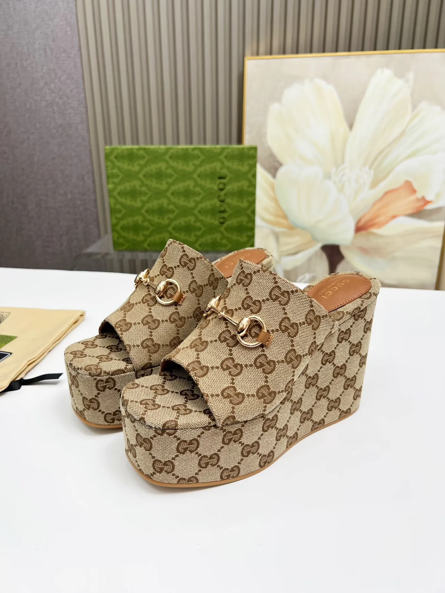 👟👟Ex-factory price 440👟👟 Gucci's new slippers, fashionable, high-end and full of personality✅ Very stable, comfortable and durable for daily use, convenient and unique for daily matching, a must-have classic for summer, the upper uses GUCCI brand buckles Inner/foot pads: sheepskin Platform height: 11cm Color: black, brown Size: 35-42 (41, 42 need to be customized) Packing: Comes with cloth bag cards.